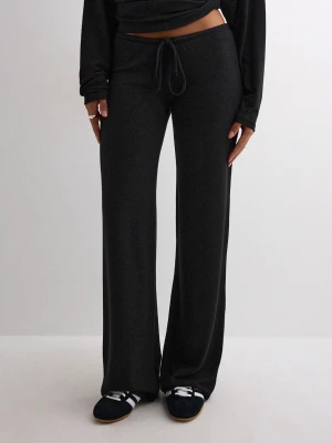 Svarta vida mjukisbyxor  - De är uppsydda så de passar en som är max 154! Säljer ett par svarta mjukisbyxor med breda ben. Byxorna har en avslappnad passform och är gjorda i ett mjukt, stretchigt material som är perfekt för chill dagar. Enkla att matcha med hoodies eller t-shirts.