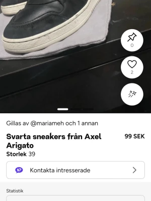 Svarta sneakers Axel Arigato - Stilrena svarta sneakers från Axel Arigato med vit sula och klassisk låg profil. Skorna har en clean design med svarta ovandelar i läder och kontrasterande vit yttersula. Perfekta för dig som gillar minimalistisk och modern stil.