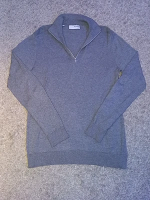 Selected Homme half zip - Snygg grå stickad tröja från Selected Homme som gen en riktigt premium känsla nästa helt ny skriv vid frågor eller prisförslag🤝🏻😊