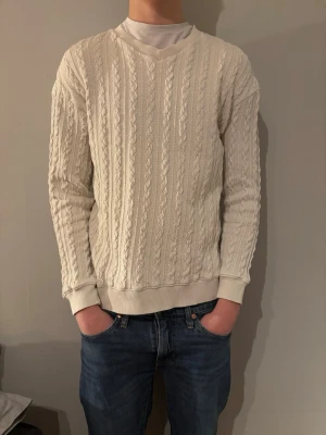  Vit/beige stickad tröja från H&M - Här säljer jag en fett vit/beige tröja med V-ring | storlek 158/164 men är stor i storleken så rekommenderar till dig som har 170🤩