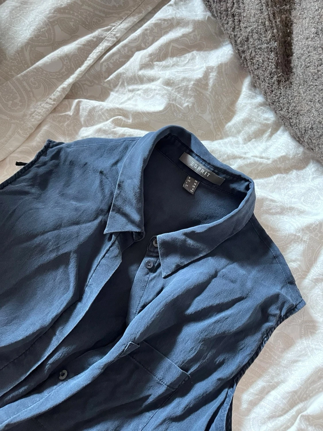 Mörkblå ärmlös blus från Esprit