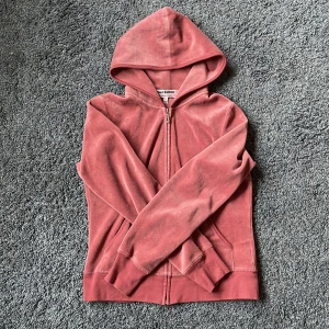 Juicy tröja - Säljer då den inte kommer till användning. Det är det gamla juicy märket. Jätte bra skick