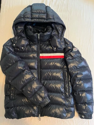 Moncler Jacka - Säljer denna sällsynta Moncler jacka som är perfekt nu inför kyligare dagar, den är väldigt sparsamt använd och det finns inga skador eller tecken på användning, skick 9-9.5/10. Självklart äkta samt finns ett äktehetscertifikat från Garmsmarket✅ Vid fler frågor och funderingar så är det bara att skriva🤝