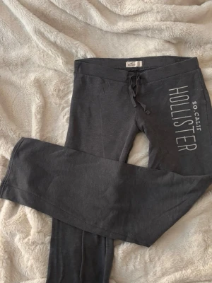 lågmidjade hollister vintage byxor  - så fina gråa lågmidjade mjukisbyxor från hollister med raka ben, stl S💕 färgen blir lite konstig i ljuset på vissa bilder men syns bäst på första!