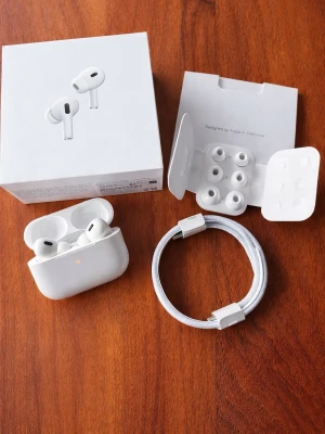 Apple AirPods Pro 2 med laddningsetui - Säljer ett par vita Apple AirPods Pro med trådlöst laddningsetui, extra silikontoppar i olika storlekar och USB-C laddningskabel. Snygg och stilren design i plast, perfekt för dig som vill ha grymt ljud och brusreducering.