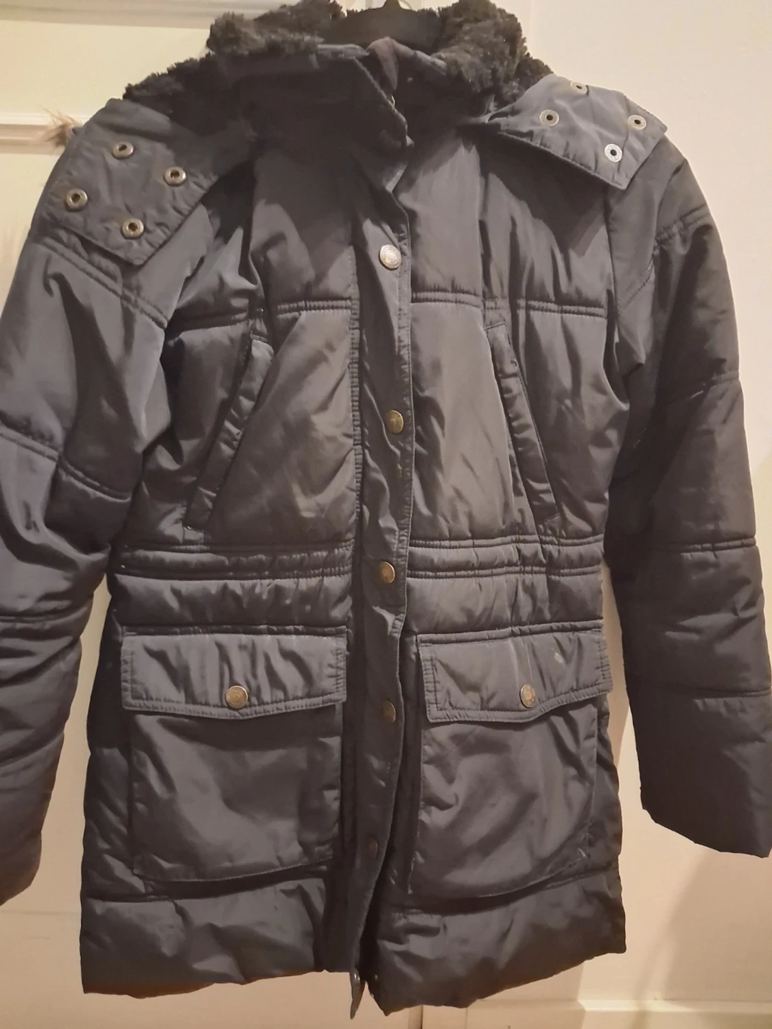 Svart parkasjacka med fuskpäls