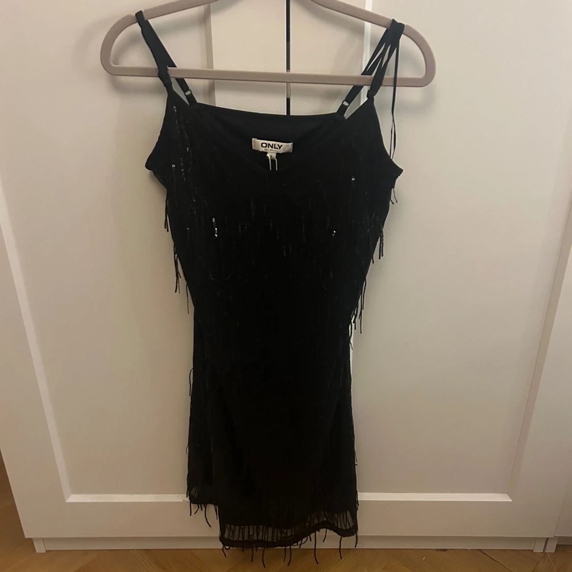 Svart paljettklänning från ONLY