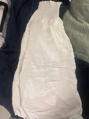 Vit lång kjol från Kappahl - Lång kjol i linne