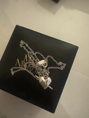 Tuvstar Neckles - Säljer mitt fina tuvstar neckles längd 45🖤box medföljer 