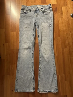 Ljusblå bootcut jeans - Säljer ett par ljusblå bootcut jeans med låg midja. Jeansen har en snygg tvättad look och fina fickor.  Använt några enstaka gånger, så jeansen är fortfarande relativt nya! Pris kan diskuteras💓