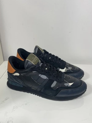 Valentino Rockrunner Skor  - Säljer nu dessa Valentino rockrunner skor, skriv för fler bilder/frågor🙌🏼