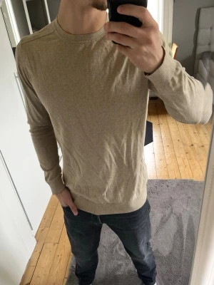 Beige stickad tröja  - Använts typ 3 gånger så testar att sälja, passar M bra och riktigt skönt material. Nypris är 699. Tröjan är från Selected Homme, vid fler frågor hör av er! 