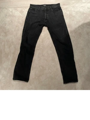 Svarta raka jeans från Levi's - Svarta Jack and jones jeans i jättebra skicka knappt använda pris kan diskuteras 