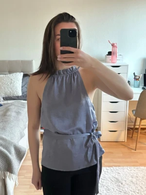 Ljuslila  linnetopp med knytning - Snygg ljuslila (ser dock grå ut)  linnetopp med halterneck och knyt i midjan. Tyget är lite skimrande så den passar till vardags och till fest! 🔥 Använd typ 3-4 ggr!