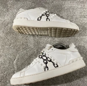 Valentino skor - Hej! Säljer nu mina skor från märket Valentino, storlek 40 bra skick, givetvis äkta. Tveka inte på att höra av dig om du har frågor eller funderingar kring skorna! 