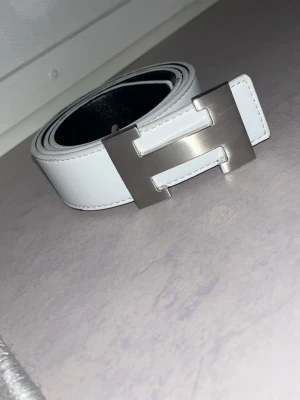 H bälte  - Dubbla sidor, en sida kan vara svart skärp och den andra vit. Använd 1-2 gånger