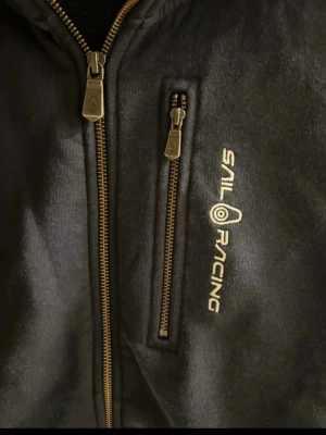 Sail racing tröja 160 och halsband silver  - Hej säljer en tröja som är för liten köptes För nån dag sen men passar inte så ja säljer den och ett halsband för 850 halsbandet nytt kostar 799kr och tröjan köpte jag för 850 så säljer båda för 850 skulle kunna tänka att sänka till 800-750