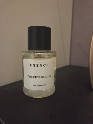 ESSNCE Cherrylicious parfym - Säljer parfym från ESSNCE med doften Cherrylicious. Använd ett fåtal sprut, se mängd på bild som är kvar i flaskan.🍒