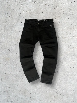 Replay Anbass - Säljer ett par riktigt feta svarta Replay Anbass i storlek W30L32. Hör av er vid frågor och funderingar. Pris kan diskuteras!