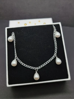 Stilfullt halsband med pärlor  - Material-rostfritt stål.  Kedjetjocklek-3mm.  Utan smyckesask 160kr #53