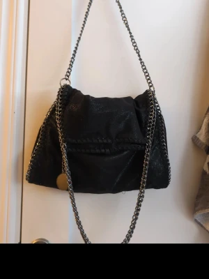 Liknande Stella McCartney väska - Säljer den här fina väskan som jag köpte på en marknad utomlands. Väskan liknar en från Stella McCartney men väskan är inte från det.   Den stora dragkedjan är sönder, samt dragkedjan till ett litet fack. (Se bild 3&4)