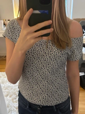 Blå/vit Brandy Melville tröja - Fin tröja från Brandy Melville i storlek Onesize men för mig som brukar ha xs passar den mig bra💗