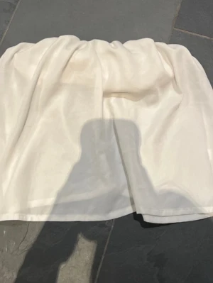 Vit kort off-shoulder topp med dragkedja - .Vit off-shoulder topp från Showpo i storlek 6/xs. Den har en fläck på baksidan vid dragkedjan, men i övrigt i bra skick. Den har rund material förutom högst upp där det är två lager.