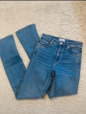Blåa jeans med slits från Zara - Supersnygga Blåa jeans med slits från zara Storlek 36🌸 Säljer ett par likadana i gråa ✨💅