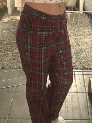 Rödrutiga pyjamasbyxor XS - Mysiga pyjamasbyxor från laget 157 i röd och blå rutigt mönster. Byxorna har resår i midjan och är tillverkade i mjukt tyg, perfekta för chill hemma. Klassisk loose fit-modell som ger en avslappnad känsla. Jag har aldrig andvändt  dom. Köpare står för frakt