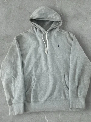 Ralph Lauren Hoodie Grå XL - 📍Storlek:XL  💪🏽Skick:Ny utan prislapp!  📐Mått:Längd:69cm AxelBred:52cm  📎Material:60%Bomull:40%Polyester  📦Skickar alltid inom 24h  💸Köp fler plagg för att få billigare pris  ✅Äkthetsgaranti   