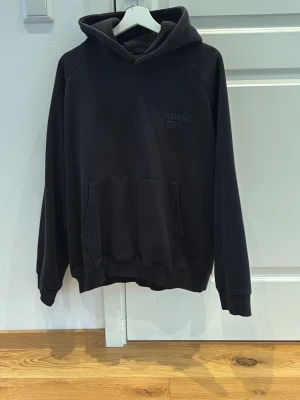 Svart hoodie (Gym hoddie) - Svart hoodie med huva från BoohooMan. Klassisk modell med stor magficka och diskret tryck på bröstet. Tillverkad i mjukt bomullsmaterial och har ribbade muddar vid ärmslut och nederkant. Perfekt för en avslappnad och sportig stil. Men mer en M än L o storlek lite kortare modell.