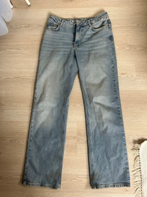 Ljusblå raka jeans med midwaist - Supersnygga raka jeans som tyvärr inte riktigt passar mig 🥰