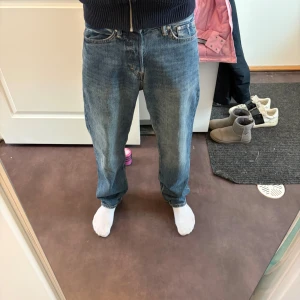 jeans h&m - Klassiska blå jeans från h&m helt nya utan tagg med relaxed passform och normal midja. Jeansen har fem fickor, dragkedjegylf och är tillverkade i slitstark denim. Perfekta för en avslappnad och tidlös stil.