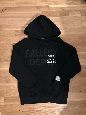 Svart Gallery dept hoodie - gallery dept. - Längd 65.      Bredd 53.                                            Skriv om du har frågor 😊
