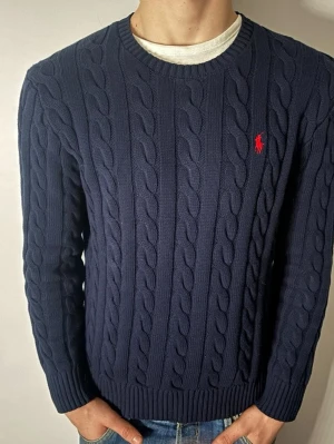 Ralph Lauren Tröja - Hej säljer nu min fina Ralph Lauren kabelstickade tröja i storlek M. Den är i nyskick och är supersnygg. Nypris cirka 2600kr! Glöm inte att följa🌊🍾