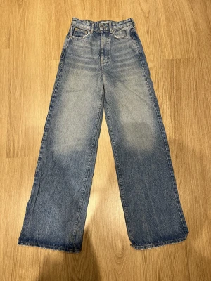 Wide jeans Gina Tricot - Trendiga blå jeans med bred passform och hög midja från Gina Tricot. Väldigt sköna och enkla att styla.