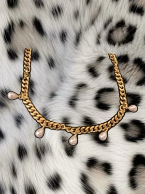 PERLA - Ett halsband som är 40cm långt men har en förlängningskedja på 5cm. Kedjan är i rostfritt stål, alltså kan man tex duscha med den. Detta halsband passar till alla tillfällen som fest, skola och semestern. Hör av er vid frågor!//VALENTINAS🤍                                                     (OBS! Kan ej budas på) 