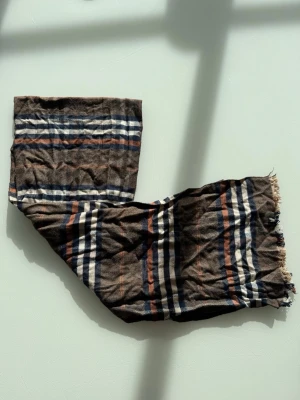 Burberry liknande halsduk - Tja säljer min halsduk i burberry stuk (inte bruberry). Köpt i Frankrike men ett riktigt hög kvalite på bomullen för att bibehålla värmen vid kyliga tillfällen. Skriv för frågor och funderingar 