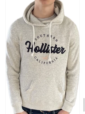 Hollister hoodie - Riktigt skön och snygg hoodie från Hollister Inga skador eller andra brister Storlek S, normalstor i storlek.  Jag på bild är 180cm lång och den passar mig bra Endast 399kr för följare Skicka gärna prisförslag och fråga frågor!