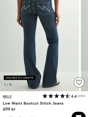 Bootcut jeans med låg midja från Nelly - Mörkblå bootcut jeans från Nelly med låg midja och snygga kontrastsömmar. Tillverkade i denim med lätt stretch för skön passform. Använt max 3 gånger.