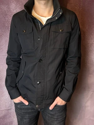 J.lindeberg fieldjacket bailey - Mycket fint skick | Size M (modellen är 188 cm 75 kg) | fraktar spårbart inom 24 timmar | för att köpa klicka ”köp nu” | vid frågor eller funderingar skriv en meddelande | följare får bättre rabatter🙌