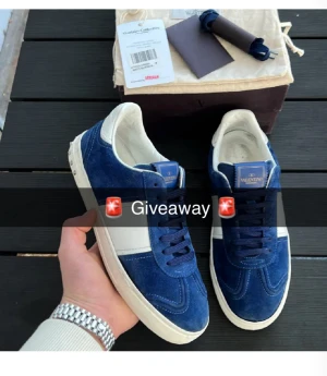 🚨 TÄVLING 🚨  - Detta är en av de sjukaste giv3awaysen! Ett par sjuukt sällsynta flycrews o royal blue i nyskick! Box, dustbag, kort, snören, äktehetsbevis ingår! Stegen är enkla! STEG 1: FÖLJ KONTOT!! STEG 2: LIKEA! Steg 3: FÖLJ .Trendstoree på tiktok! Stort lycka till! 🤩