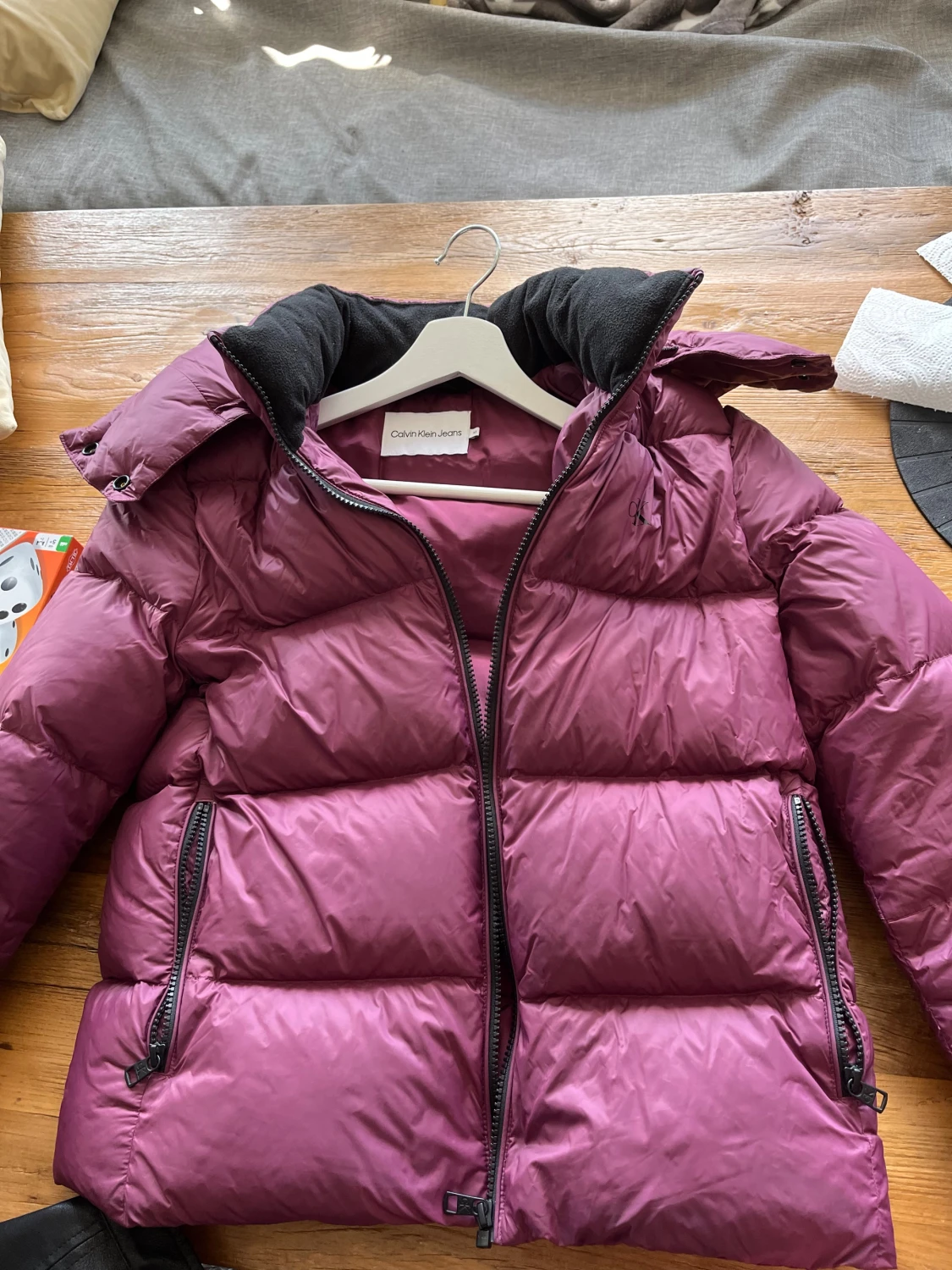 Lila pufferjacka Calvin Klein Jeans