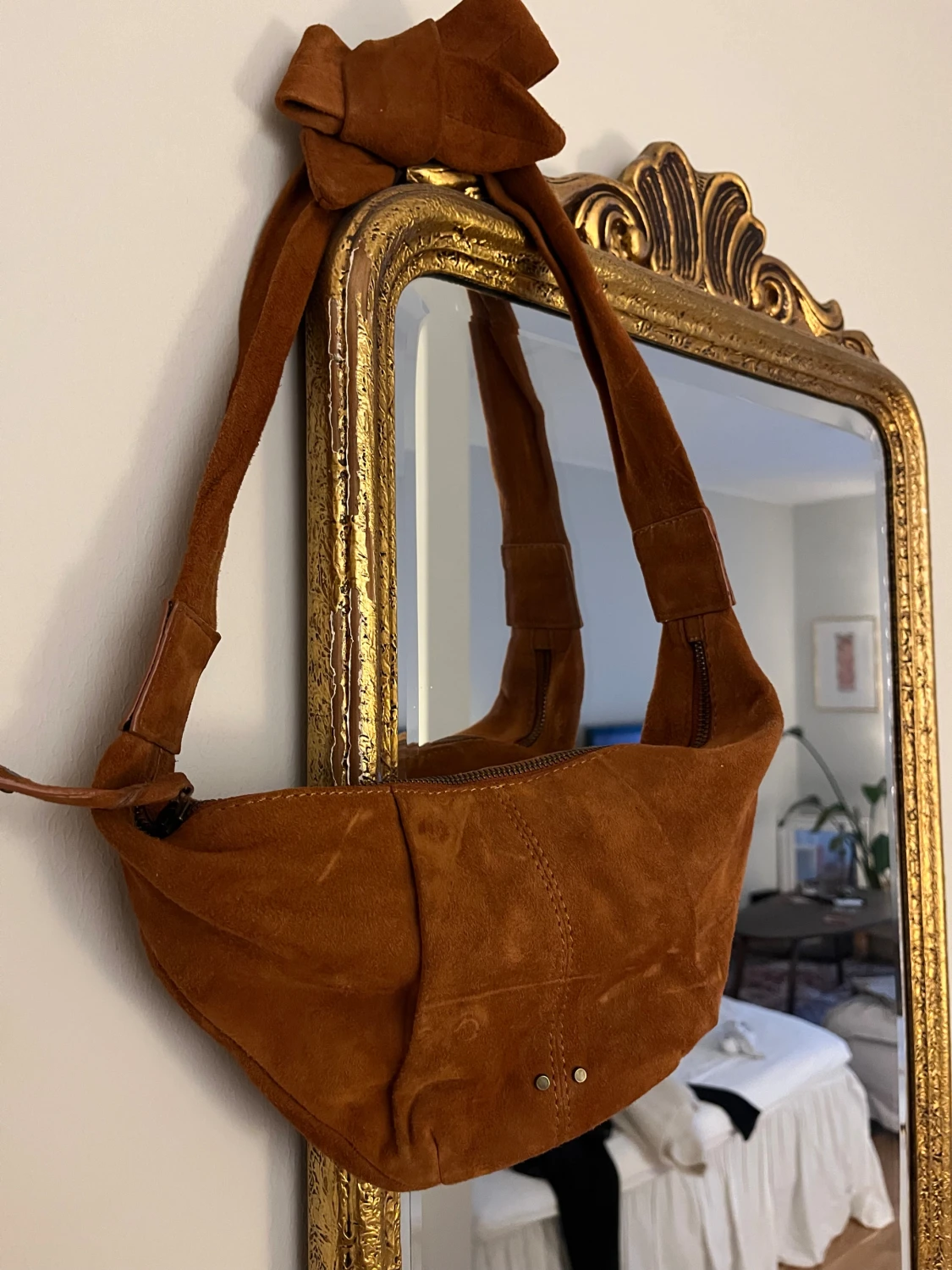 Brun axelväska i mocka med rosett - 1