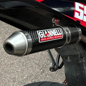 Gianelli ljuddämpare - Säljer min gianelli ljuddämpare som är i bra skick. Lite rost på mellanröret som förlåter med men kan slipas upp om man vill!🤗 Pris kan diskuteras vid snabb affär!