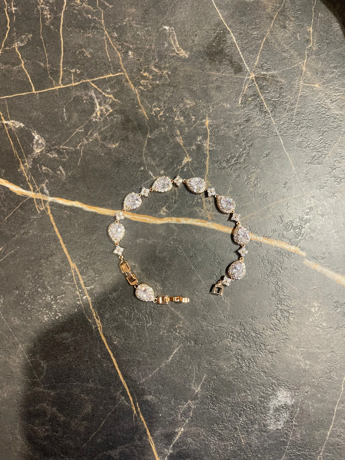 Glittrigt armband med droppformade stenar