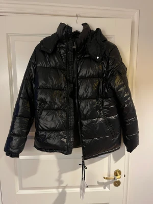 Moncler Maya Stl S - Moncler Maya Stl S väldigt fint skicka. Inga defekter. 