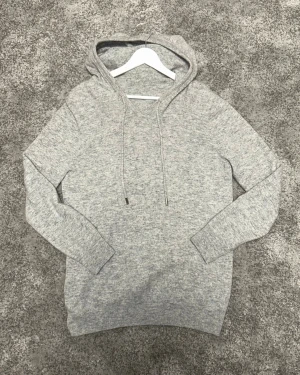 ”Merino”ull hoodie - Skön ullhoodie som blev lite avslappnad i materialet efter tvätt, men fortfarande riktigt bra att använda. Skick: 8/10 Pris kan diskuteras 📦 Skickas eller möts upp