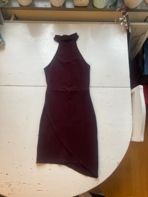 🍒Vinröd klänning🍒 - 🍒BOLD IN BURGUNDY 🍒En bodycon asymmetrisk klänning i trendfärgen burgundy från Forever 21 som är inköpt i Mexico. Använd några gånger.🍒