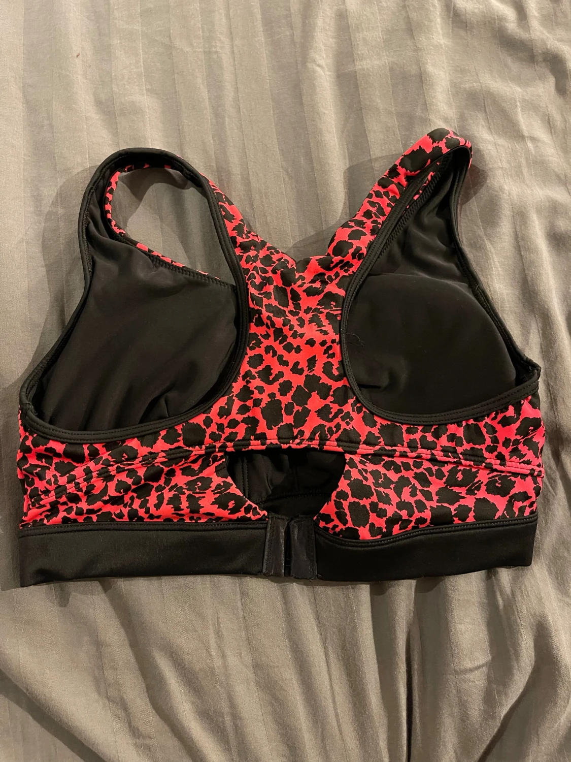 Leopardmönstrad sporttopp i rosa och svart - 1